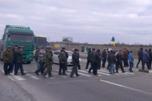 Чернобыльцы перекрыли дорогу возле Лубен