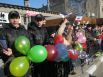 Школьники встречают колонну воздушными шарами, цветами и флагами