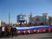 На площади Советской развернули огромный российский флаг