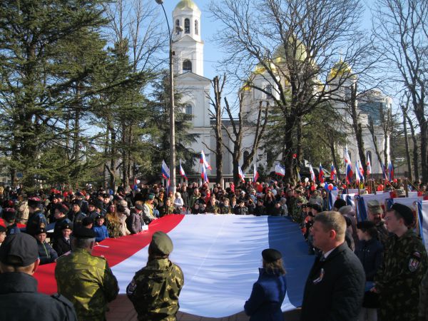 Завершилось шествие митингом на площади между крымским парламентом и собором