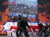 Дети разворачивают крымский флаг, символизирующий сплоченность крымчан на референдуме