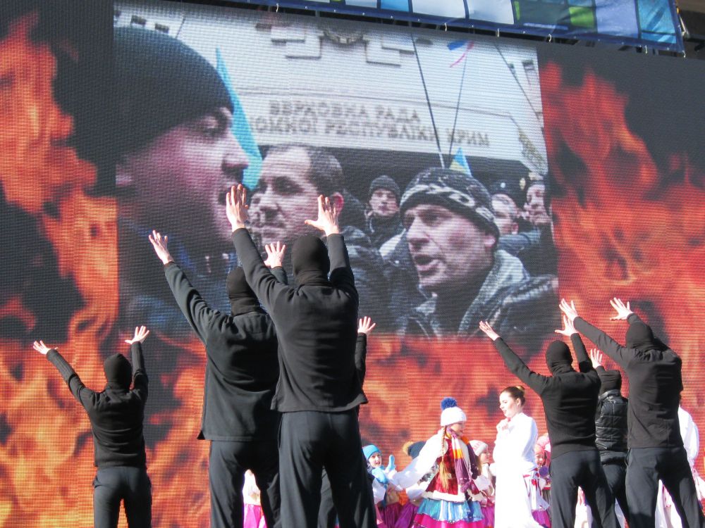 Они сменяются фотографиями столкновений перед стенами крымского парламента 26 февраля 2014 года