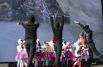 Театрализованная постановка событий Крымской весны: дети – символ мирной жизни на полуострове и люди в черном – олицетворение надвигающейся угрозы из Киева