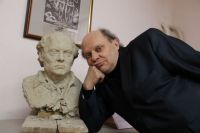 Владимир Фролов рядом со своим скульптурным портретом - работы выпускника школы Александра Свиязова.