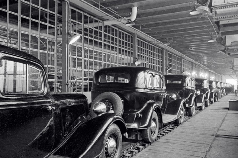 16 марта 1936 с конвейера Горьковского автомобильного завода сошли два первых серийных автомобиля, а с 20 мая начался их массовый выпуск, составивший до конца 1936 года 2524 машины.