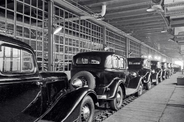 16 марта 1936 с конвейера Горьковского автомобильного завода сошли два первых серийных автомобиля, а с 20 мая начался их массовый выпуск, составивший до конца 1936 года 2524 машины. 