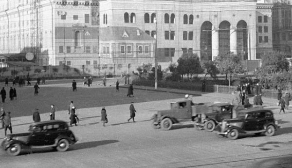 Первые опытные образцы «М-1» появились в январе 1934 года. В серийном производстве автомобиль пришёл на смену «ГАЗ-А» в 1936 году.