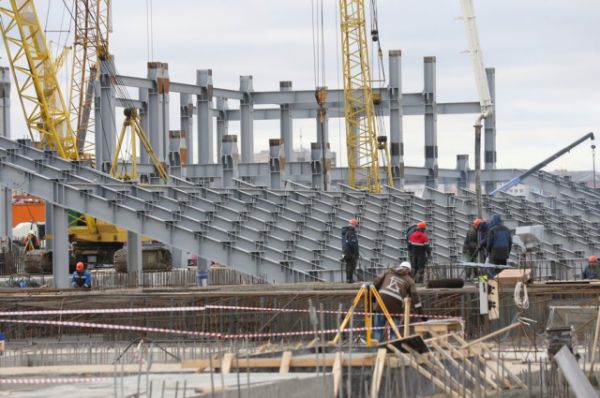 Март 2016 года. Рабочие начали монтаж металлоконструкций каркаса стадиона. 