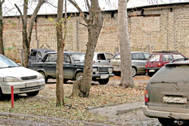 Стоянка ульяновск. Стихийная парковка по Лейферу. Боровичи парковка нарушения. Нарушитель парковки во дворе фото куда обращаться Североморск.