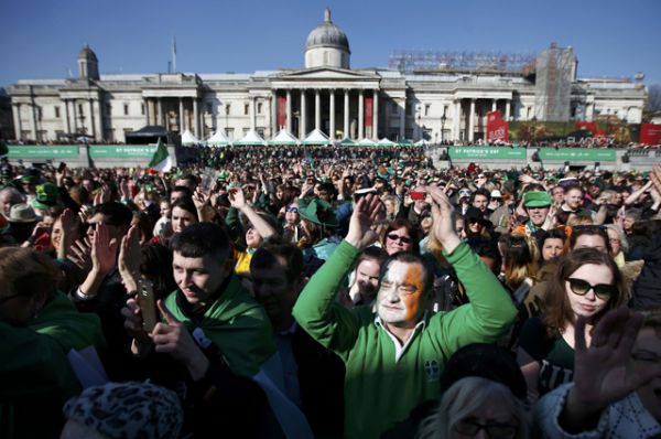 В 2008 году на День святого Патрика вода в фонтанах Трафальгарской площади была окрашена в зелёный цвет.