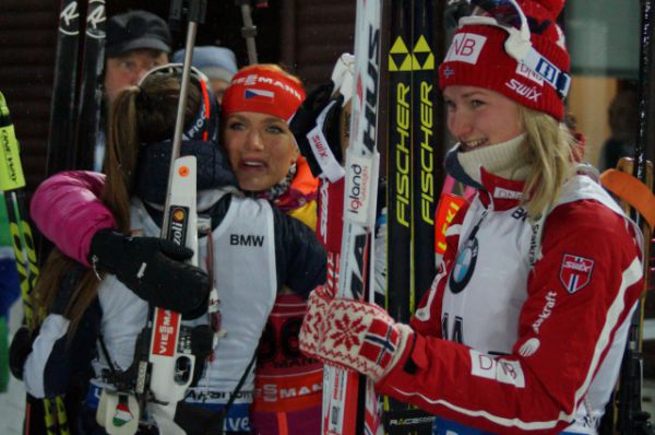 Марте Ольсбю из Норвегии (справа) впервые завоевала медаль на этапе Кубка мира.
