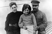 И.В. Сталин со своими детьми - Светланой и Василием. 1930-е годы. Фото из личного архива Е. Коваленко.
