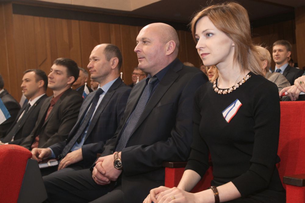 В классическом чёрном платье на торжественном собрании в честь празднования Дня Республики Крым в Симферополе, 20 января 2016 года.