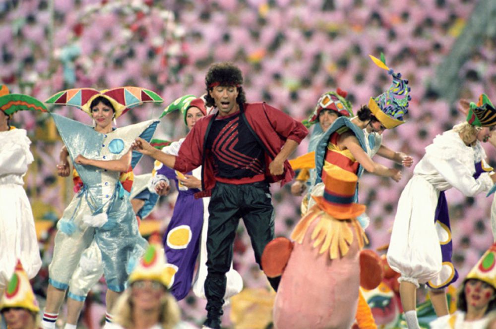 Советский эстрадный певец Валерий Леонтьев на торжественной церемонии открытия первых Игр доброй воли на Центральном стадионе имени Ленина в Москве (ныне Олимпийский комплекс «Лужники»). 1986 год