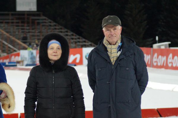 Победителя и призёров награждали губернатор Югры Наталья Комарова и президент IBU Андерс Бессеберг.