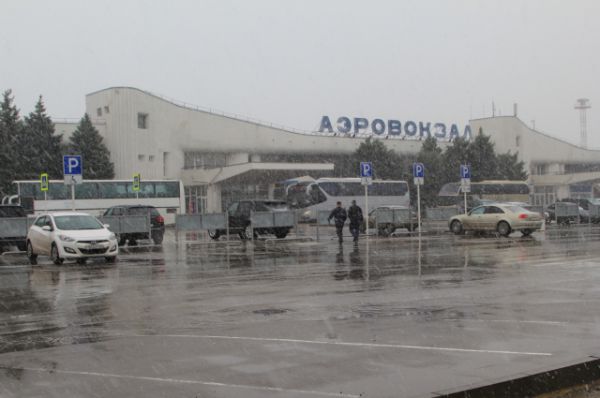Утром 19 марта в Ростове пошел снег. Аэропорт прекратил работу. Автобусы забирают пассажиров и повезут их на запасной аэропорт в Краснодар.