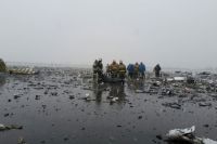 Спасатели на месте крушения лайнера в аэропорту Ростова-на-Дону.