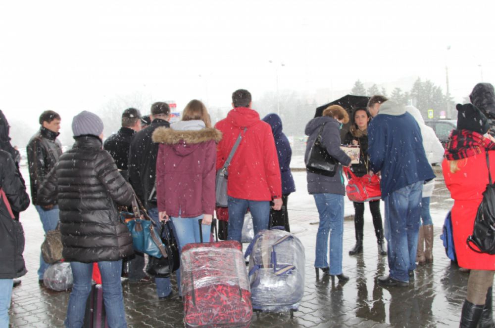 Пассажирам пришлось промокнуть под весенним снегом, но никто не высказывал недовольства.
