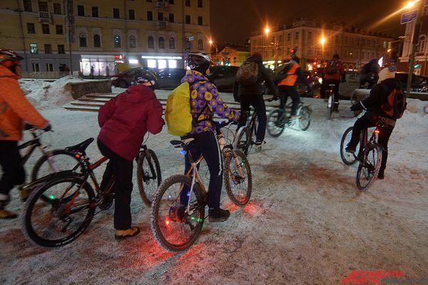 Колонна велосипедистов проехала по центральным улицам города. 