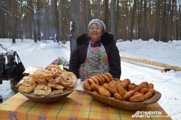 Телеутка Надежда Васильевна из Гурьевского района угощала гостей пирогами и хворостом, в который она добавляет немного… водки. 