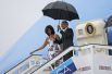 Президент США Барак Обама и егр супруга Мишель Обама выходят из самолёта.