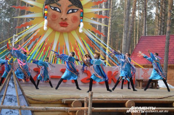 Для гостей выступали как взрослые артисты, так и совсем юные ребята. 