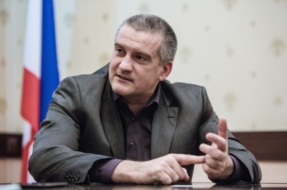 Новое правительство Крыма возглавил лидер партии «Русское единство» Сергей Аксёнов, заявивший о непризнании нового руководства Украины и обратившийся к руководству России за «содействием в обеспечении мира и спокойствия на территории Автономной Республики Крым».