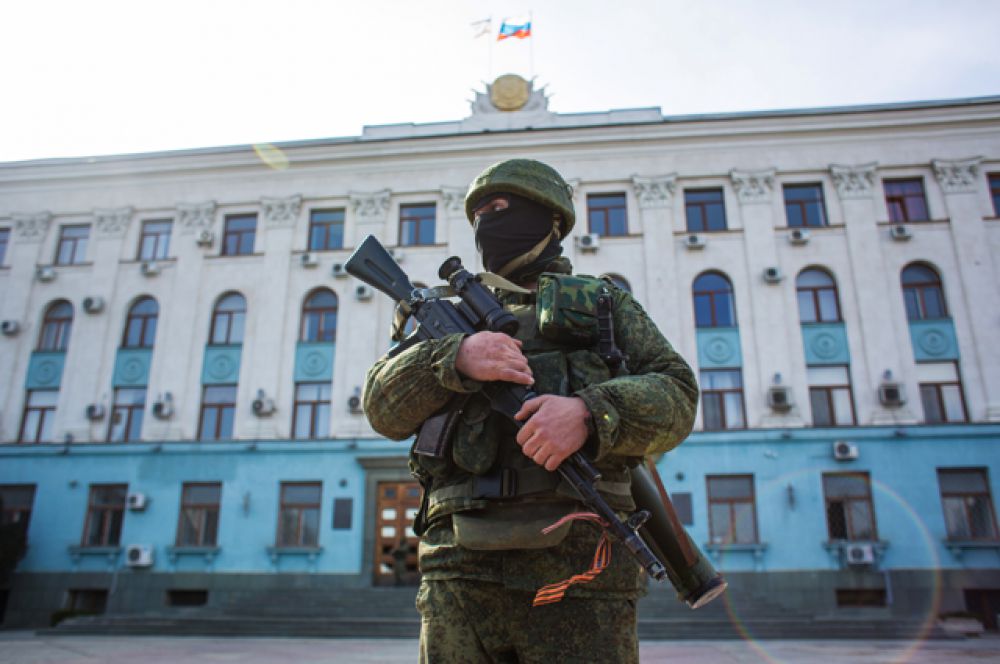 1 марта Совет Федерации РФ удовлетворил официальное обращение президента Владимира Путина о разрешении на использование российских войск на территории Украины. Российскими военнослужащими совместно с отрядами добровольцев были блокированы все объекты и воинские части ВС Украины на территории полуострова, командование которых отказалось подчиниться правительству Крыма.