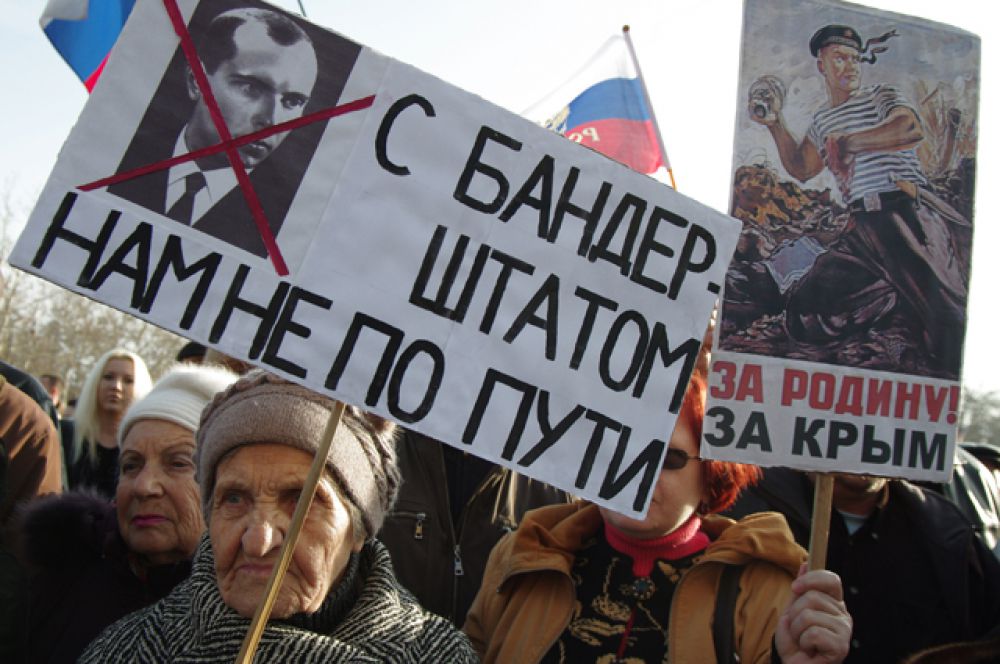 Первые же действия пришедшей к власти в Киеве оппозиции вызвали в Крыму протесты местного, в основной массе русскоязычного, населения, чему способствовала активизация действий русских общественных организаций «Русская община Крыма» и партия «Русское единство».