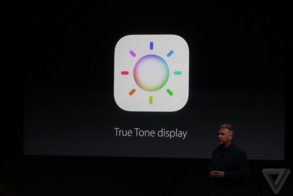 Дисплей True Tone подстраивается под окружающее освещение, чтобы отображать более натуральную картинку.