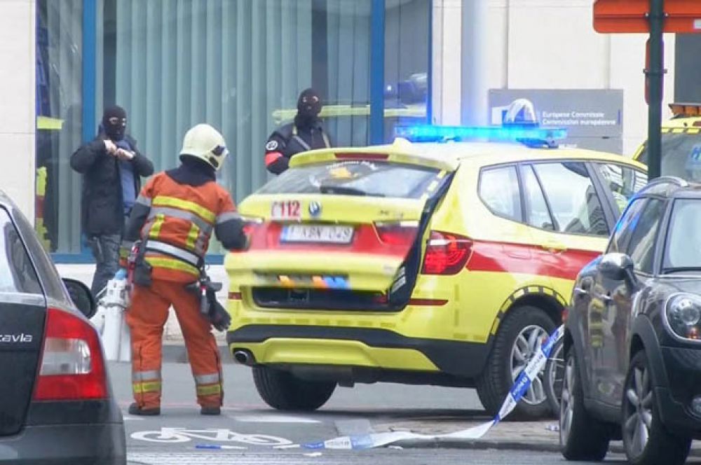 Бельгийские власти признали взрывы в метро и аэропорту терактами. В зоне вылетов обнаружено несколько поясов смертников.
