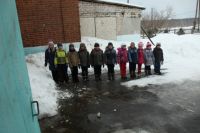Всех 11 учеников начальной школы села Ларино пересчитывают после урока физкультуры.