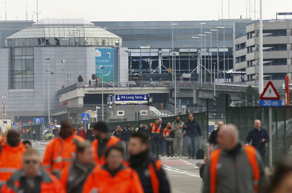Эвакуация пассажиров из аэропорта Брюсселя.