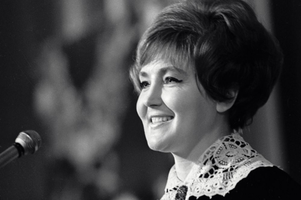 Светлана Жильцова — с 1958 года ведущая «КВН», «Спокойной ночи, малыши», «Песня Года» в паре с Александром Масляковым.