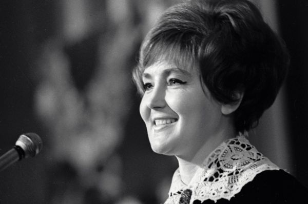 Светлана Жильцова — с 1958 года ведущая «КВН», «Спокойной ночи, малыши», «Песня Года» в паре с Александром Масляковым. 