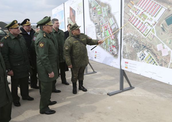 Глава военного ведомства заслушал доклад командира бригады о ходе строительства объектов инфраструктуры военного городка