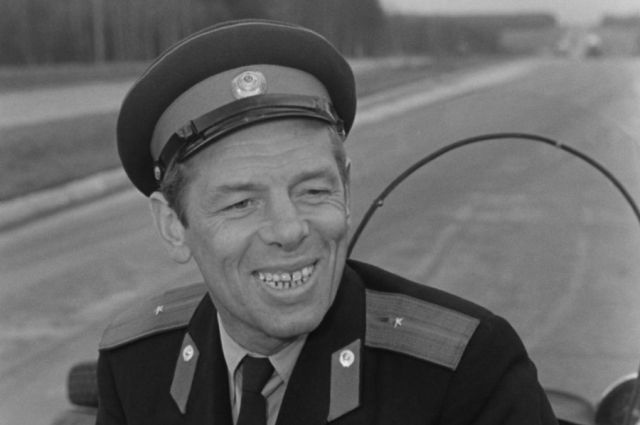 В фильме «Берегись автомобиля» Георгий Жжёнов исполнил небольшую роль автоинспектора.