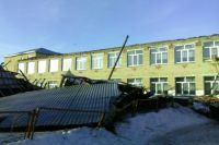 Крышу со здания школы в Кунашаке срывает непогодой уже второй раз за последние шесть лет.