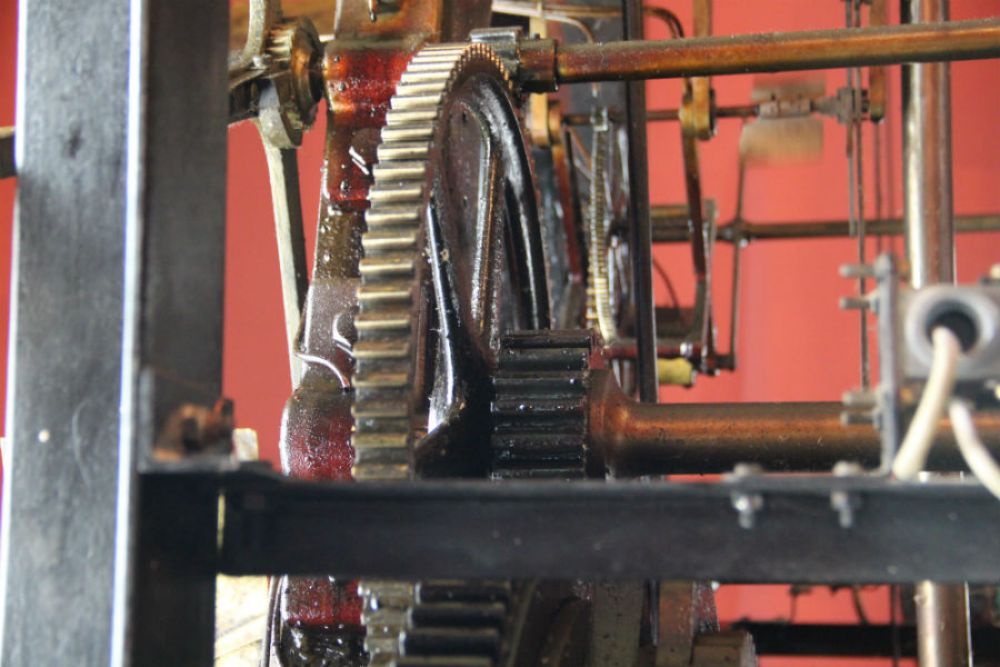 Механизм главных ульяновских часов производства фирмы "Кук и сыновья" работает (с перерывами) почти 150 лет.