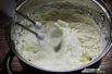В холодной сухой посуде взбиваем сливки до загустения. Перед тем, как начать взбивать сливки, их и посуду, в которой собираетесь готовить, можно положить в морозильную камеру на 10-15 минут.