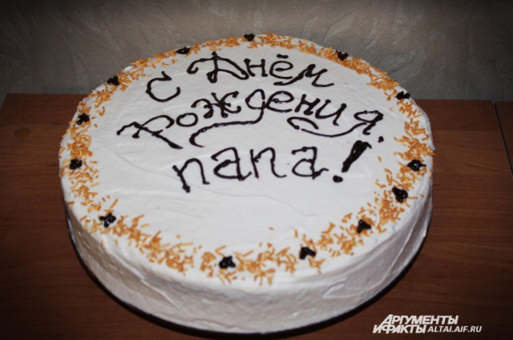 Украшаем наш торт отложенными ранее персиками и посыпками. Я сделала надпись при помощи растопленного шоколада, так как этот торт готовлю по случаю дня рождения.