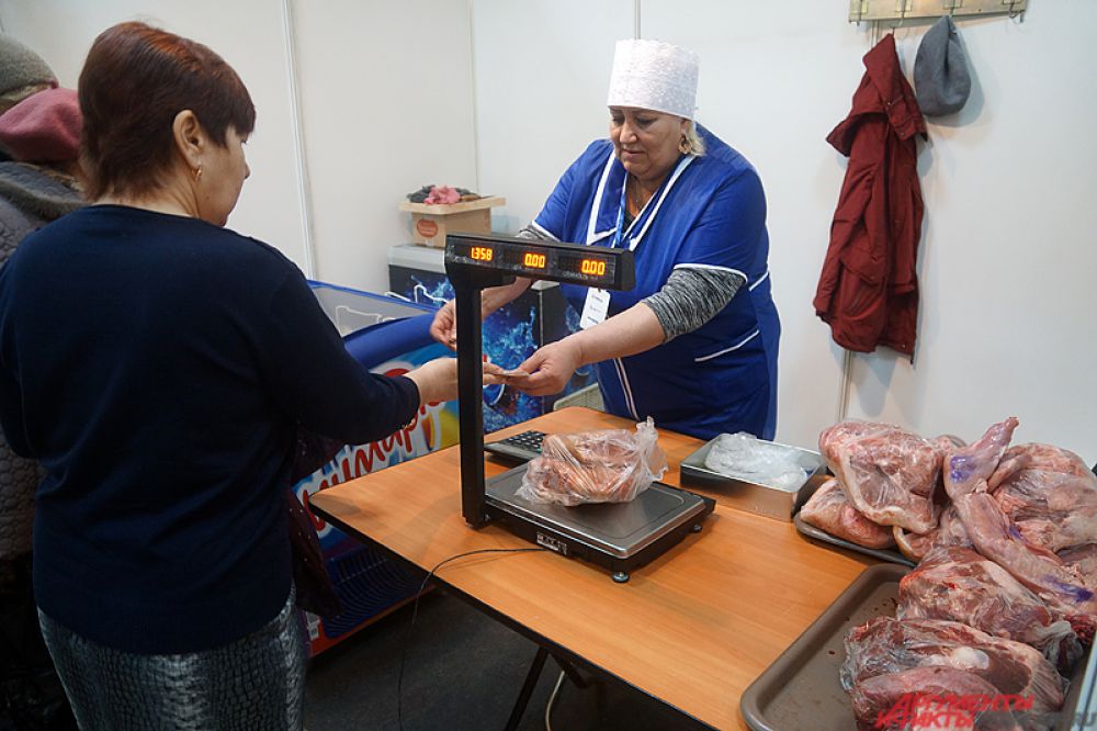 Здесь можно приобрести как продукты, так и сувениры.