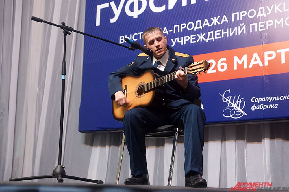 На сцене выступали творческие коллективы сотрудников исправительных учреждений.