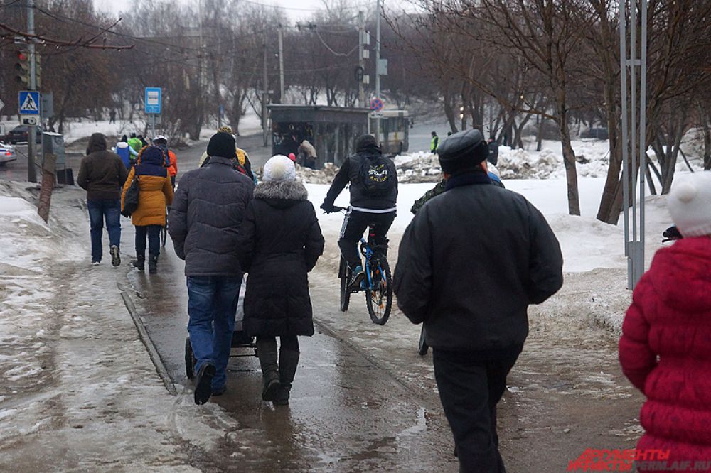 Велосипедисты ехали неспешно, стараясь держаться ближе друг к другу.
