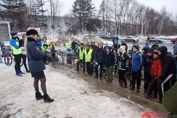 Перед началом мероприятия всех участников пробега проинструктировали полицейские.