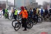 Несмотря на дождь и слякоть, акцию пришли поддержать около сотни велосипедистов. 
