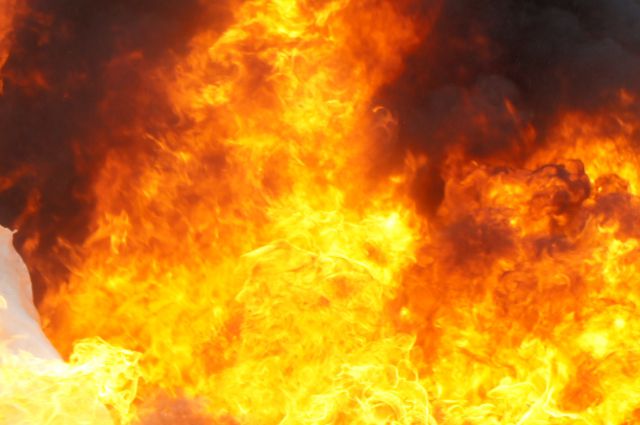 Ущерб от пожара на мебельной фабрике под Гурьевском оценили в 8 млн рублей.