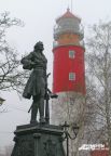 Скульптура Петра I в полный рост была воздвигнута в честь 300-летия Балтийского флота. Рядом - уникальный 200-летний маяк.