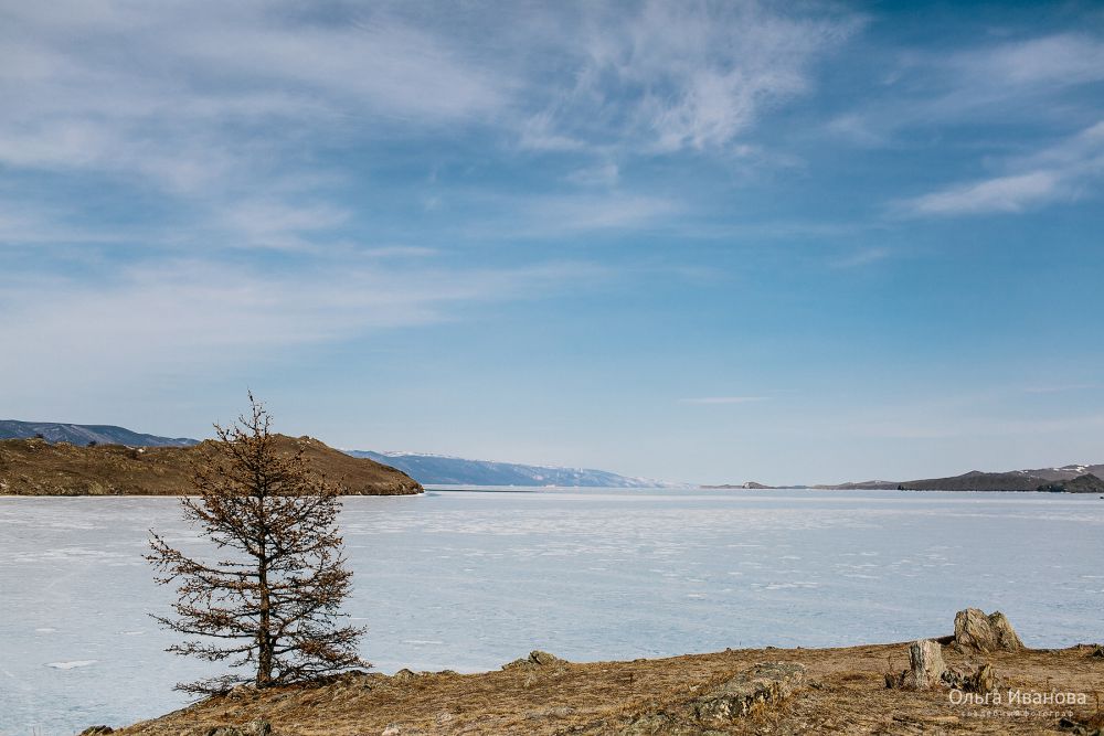 Лед в это время на Байкале все еще крепкий.