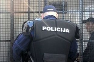 Черногорский полицейский с задержанными